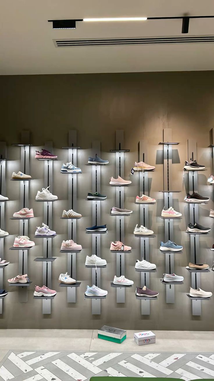 عکس ویترین کفش فروشی - دکور مغازه کفش