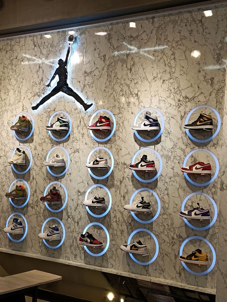 عکس ویترین کفش فروشی - دکور مغازه کفش