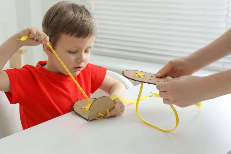 نحوه آموزش بستن بند کفش به کودکان